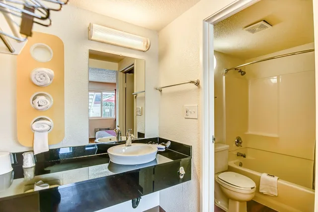غرفة قياسية بسريرين مزدوجين، Motel6 Stockton, CA - Charter Way West 4/4