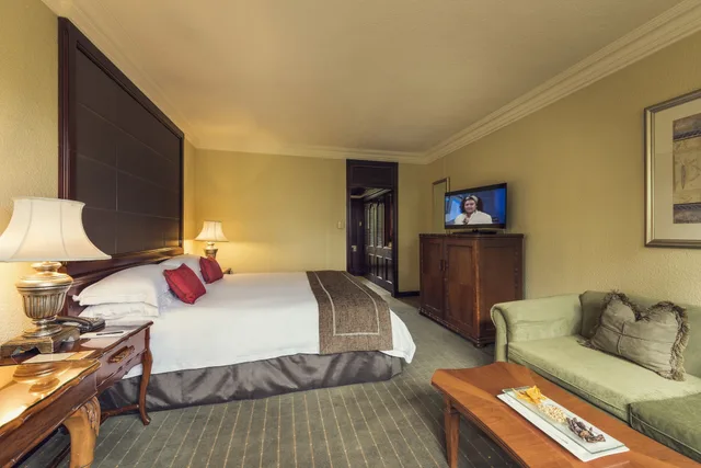 Luxury, Family, King Bed, Sofa, The Cascades Hotel At Sun City Resort 2/7