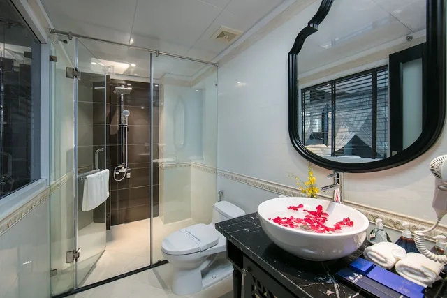 غرفة عائلية رباعية بسريرين كوين بشرفة، HANOI GOLDEN PALACE HOTEL 4/5