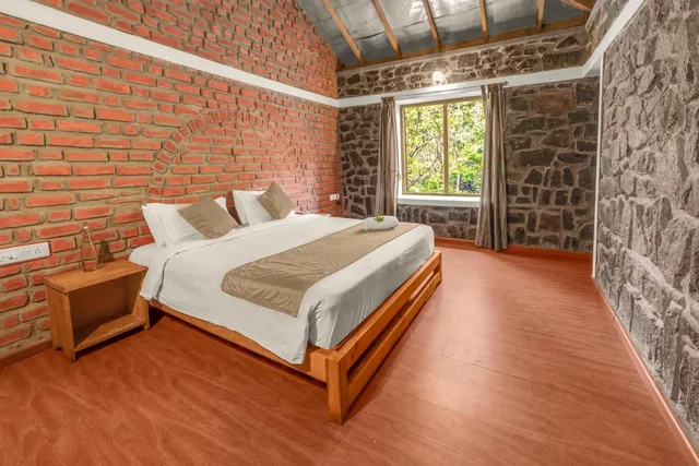 1 Bedroom, Suite, 1 King and 1 Single Beds, Street Side View, Balcony، Zac's Valley Resort 2/3