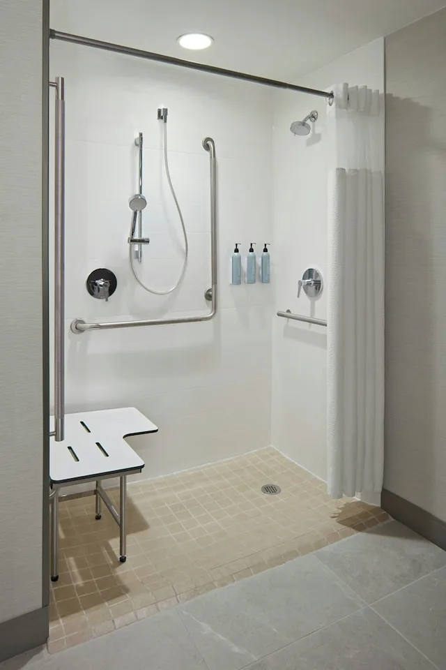 Room, King Bed, Accessible, Courtyard by Marriott Hamilton 6/7