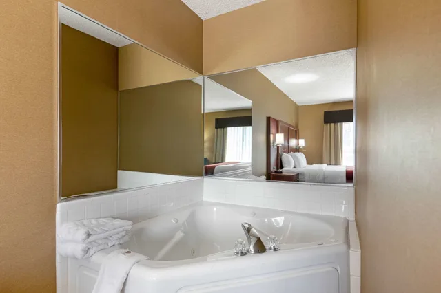 جناح بسرير كينج بحوض جاكوزي، Holiday Inn Express & Suites Southfield - Detroit 6/8