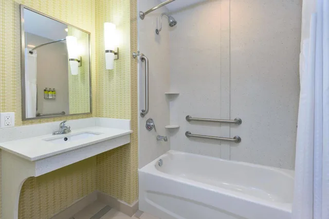 غرفة بسريرين كوين لذوي الإعاقة، Holiday Inn Express Suites Southport Oak Island Area 2/3
