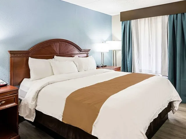 غرفة بسرير كوين، Quality Inn Knoxville TN 2/2