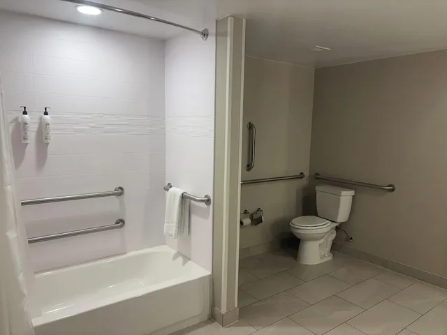 غرفة بسريرين كوين لذوي الإعاقة، Delta Hotels By Marriott Indianapolis Airport 4/6