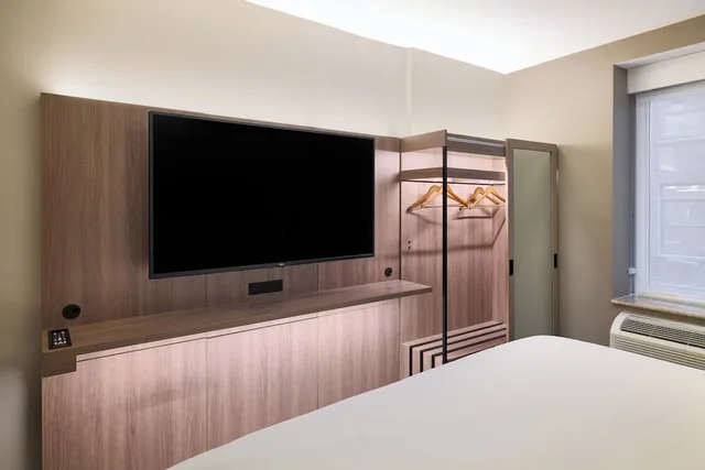 غرفة قياسية بسرير كينج بحوض جاكوزي في طابق مرتفع، Holiday Inn Express - New York City Chelsea 7/10