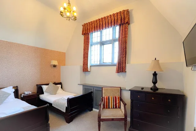 غرفة سوبيريور عائلية بسرير مزدوج وسريرين منفصلين، Castle Bromwich Hall Hotel, BW Signature Collection 5/9