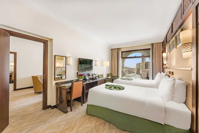 جناح تنفيذي بسرير كينج وسريرين منفصلين بإطلالة على المدينة، فندق انجم مكة(Anjum Hotel Makkah) 1/2