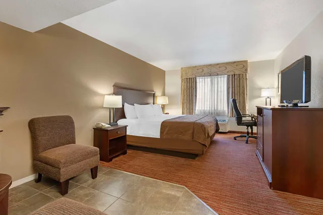غرفة بسرير كينج يُسمح فيها بالحيوانات الأليفة، Best Western Plus Concord Inn 2/4