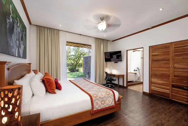 جناح شهر العسل بسرير كينج، Hacienda Guachipelin Hotel 1/10
