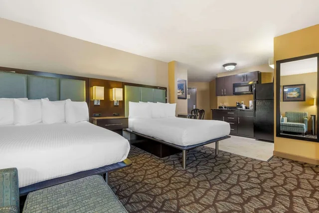 غرفة قياسية بسريرين كوين بمطبخ صغير لذوي الإعاقة، Best Western Plus Oceanside Palms 2/3