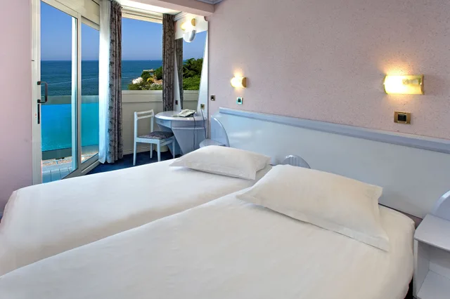 غرفة كلاسيكية بسرير مزدوج بإطلالة على البحر بشرفة، Hotel Plavi Plava Laguna 2/5