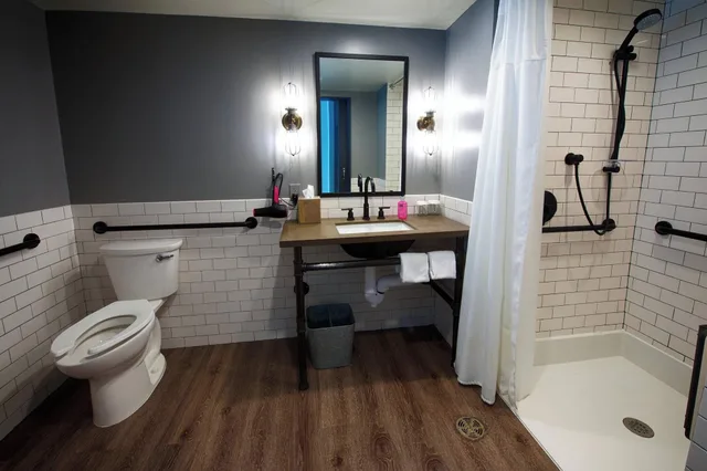 غرفة بسرير مزدوج لذوي الإعاقة، Moxy Phoenix Tempe Asu Area 3/3