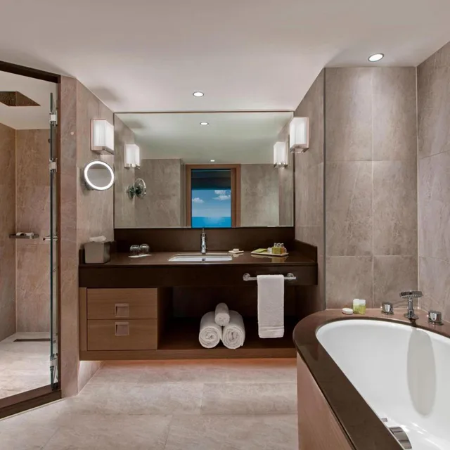Ocean, Suite, Sea View, Lounge Access، Renaissance Polat Istanbul Hotel 2/3