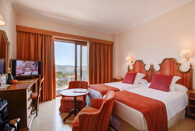 غرفة بسريرين منفصلين بإطلالة على البحر، Miramar Hotel 4/6