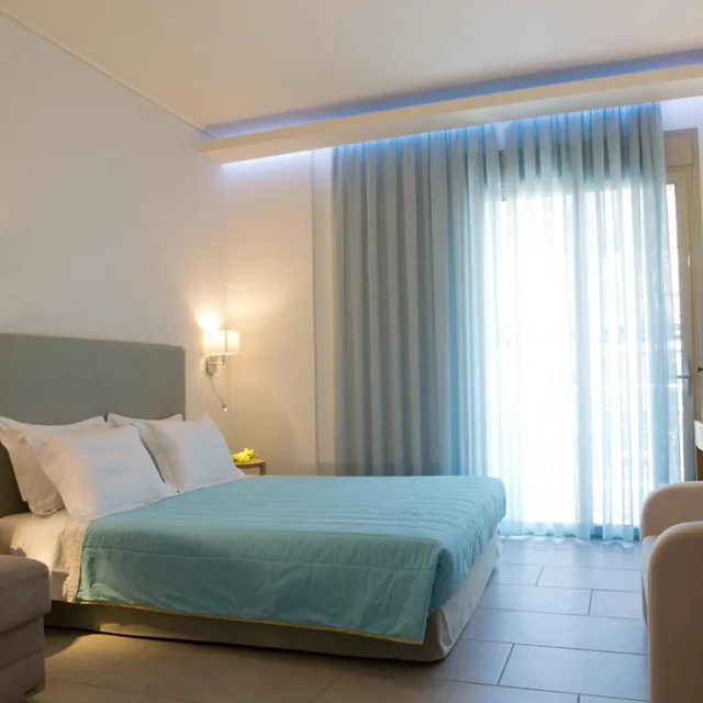 غرفة رباعية، Grand Theoni Hotel Suites And Spa 1/3