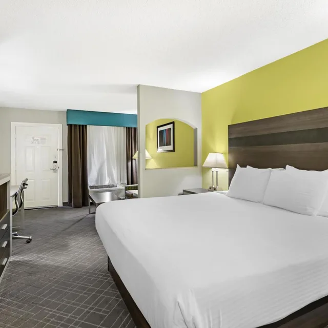 غرفة بسرير كينج للمدخنين، Best Western Inn Florence 2/10