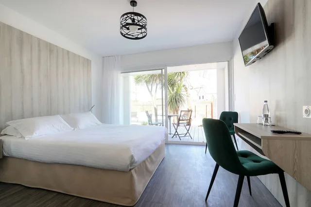 Superior, Queen Bed, Pool Side, Terrace، Best Western Hotel Le Bellevue 2/4