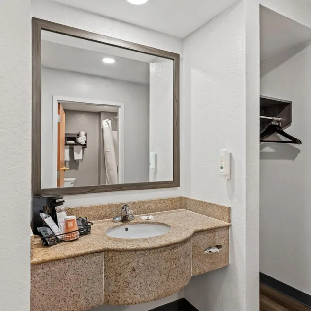 Suite, King Bed, Large, Quality Inn & Suites Biloxi - Ocean Springs 4/7