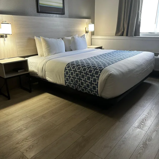 جناح بسرير كينج بمطبخ صغير، Clarion Inn & Suites and Convention Center 6/10