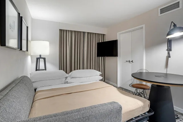 جناح كلوب بسريرين كوين بغرفة نوم واحدة، Sheraton Suites Old Town Alexandria 2/5