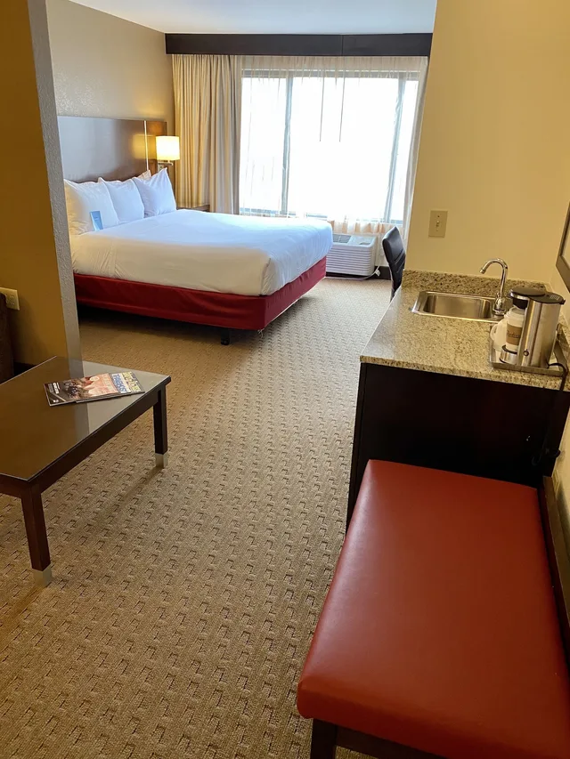 غرفة بسرير كينج لذوي الإعاقة، Radisson Hotel Colorado Springs Airport 2/3