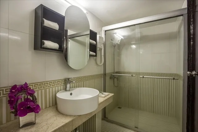 غرفة فاخرة بسرير كوين، Hotel Highgarden 3/3