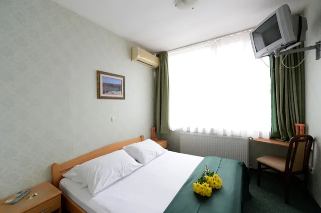 غرفة عائلية بسرير مزدوج بإطلالة على المتنزه مع أريكة، Hotel Slodes 3/10