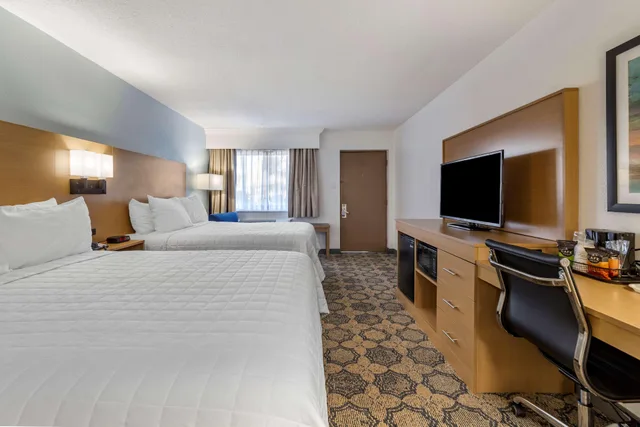 Upstairs, 2 Queen Beds, Courtyard View، Best Western Palm Beach Lakes 7/9