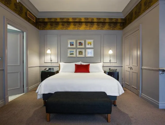 3 Bedrooms, Suite, Castle View, 3 Bathrooms, Living Area، The Caledonian Edinburgh, Curio Collection by Hilton 2/10
