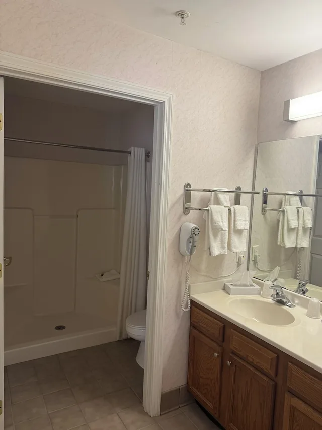 جناح بسرير كينج مع أريكة بحوض جاكوزي، Smart Suites, an Ascend Collection Hotel 10/10