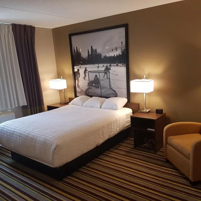 غرفة بسرير كينج وسرير كوين لذوي الإعاقة، Super 8 by Wyndham Winnipeg West 1/10