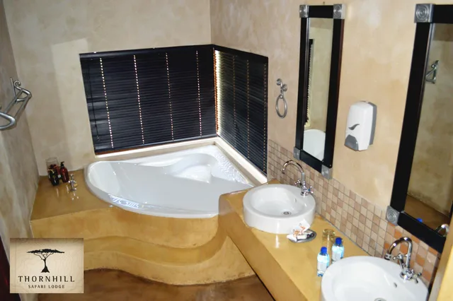 جناح شهر العسل بسرير كينج، Thornhill Safari Lodge 4/4