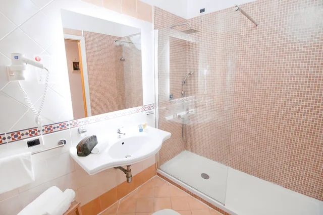 غرفة كومفورت بسرير مزدوج بإطلالة جزئية على البحر، Hotel Rivage Sorrento 2/2