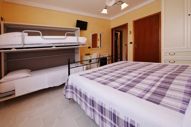 غرفة ديلوكس ثلاثية بسرير كوين وسرير فردي، Mediterraneo Hotel 1/5