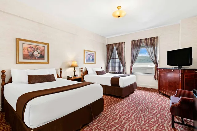 Room, 1 Double and 2 Queen Beds، Genetti Hotel SureStay Collection By Best Western 2/4