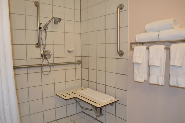 Room, 2 Queen Beds, Accessible, Country Inn & Suites by Radisson, Abingdon, VA 3/3