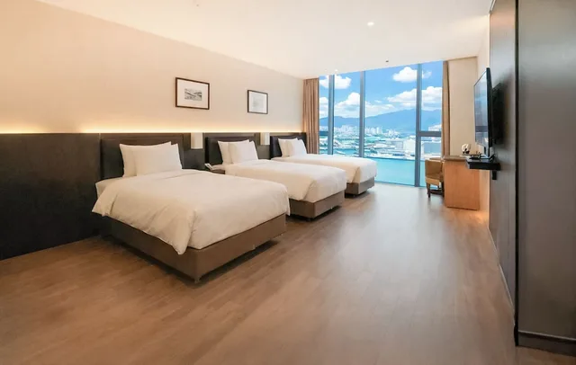 غرفة ديلوكس عائلية ثلاثية بسرير كينج وسريرين منفصلين بإطلالة على البحر، Yeosu Venezia Hotel & Suites 4/7