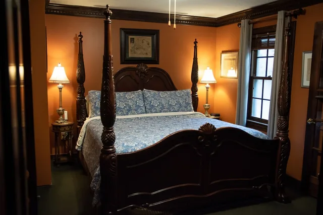 جناح بسرير كينج مع أريكة، Williamsburg Sampler B & B 1/1
