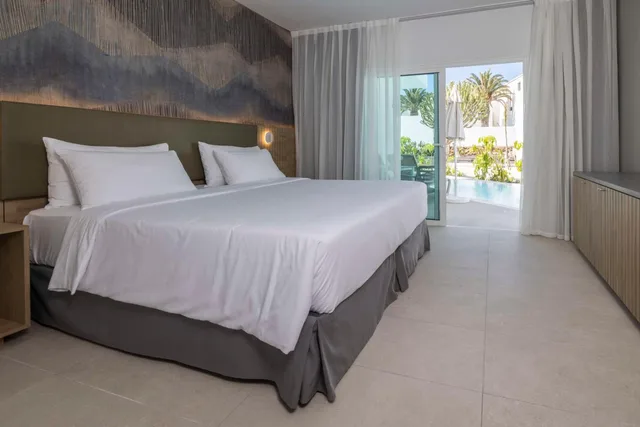 Swim Up, Suite, Twin Beds, Sofa، Radisson Blu Resort Lanzarote Adults Only 1/2