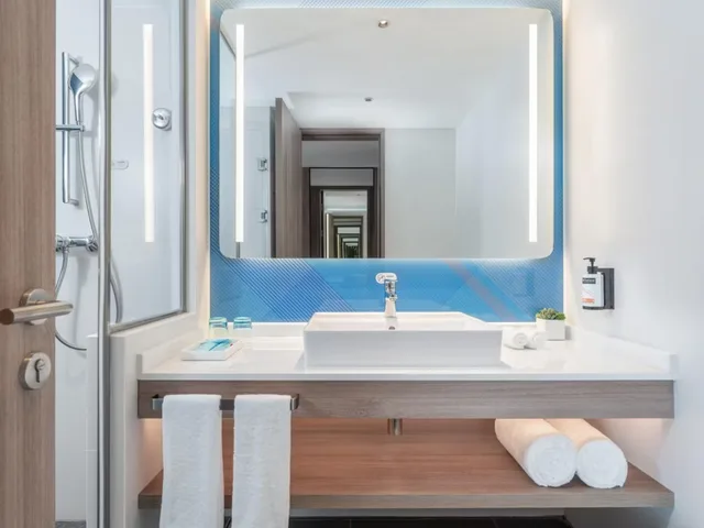 Room, King Bed, Holiday Inn Express Guangzhou Panyu Dashi 8/9