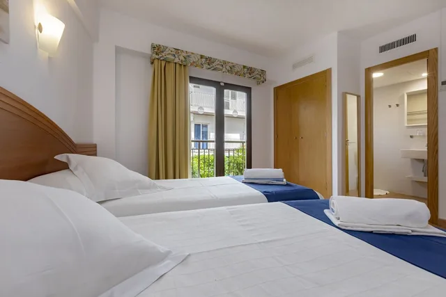 غرفة سوبيريور ثلاثية بسرير كوين وسرير فردي، Manolita Hostal 2/2