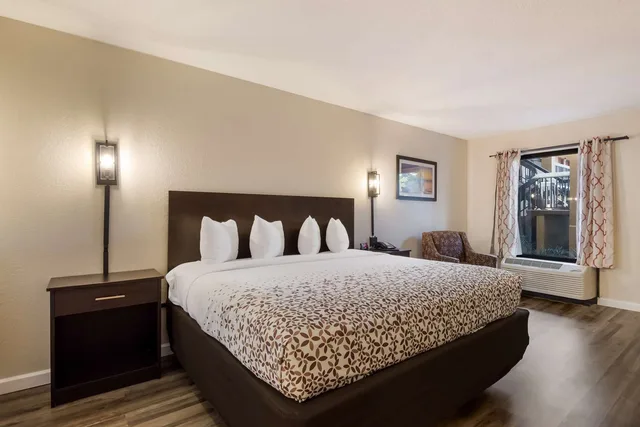 غرفة بسرير كينج، SureStay Hotel by Best Western St. Pete Clearwater Airport 3/5