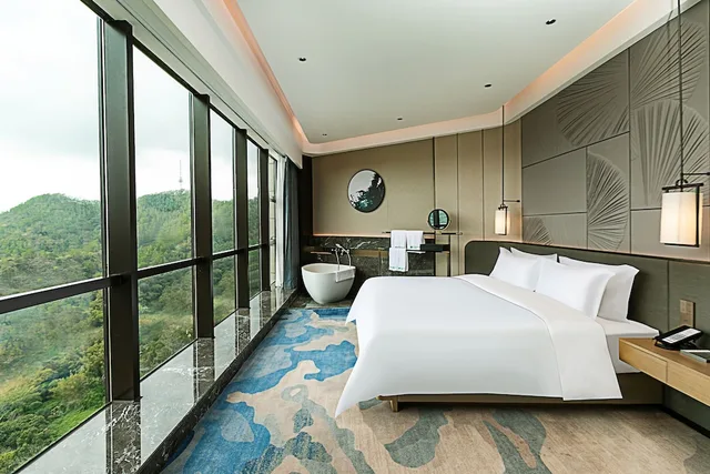 Deluxe, Suite, King Bed, Mountain View, Wyndham Garden Gaozhou 1/3
