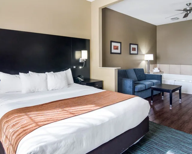 جناح بسريرين كوين مع أريكة لذوي الإعاقة، Comfort Suites Odessa near University 1/2