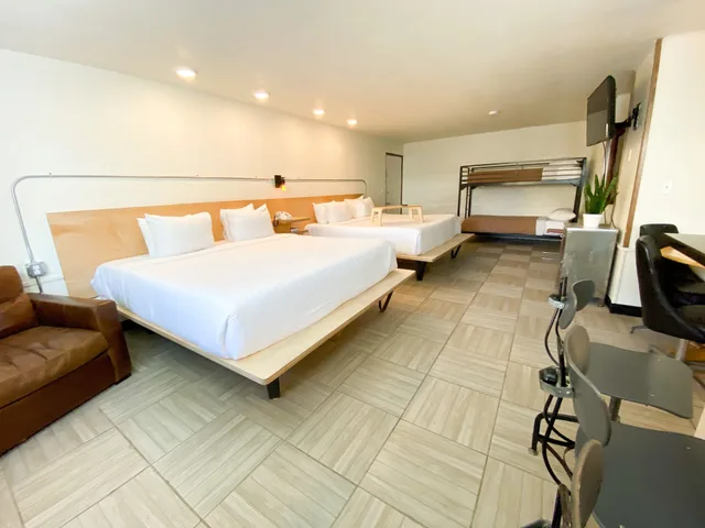 استوديو بسريرين كينج وسرير بطابقين بمطبخ صغير، University Inn 1/3