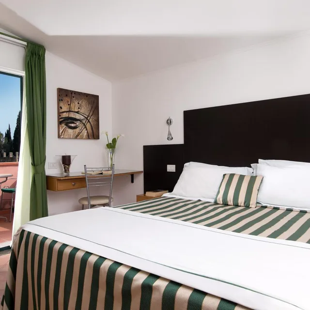 غرفة بسرير مزدوج بشرفة، Hotel La Pensione Svizzera 2/5