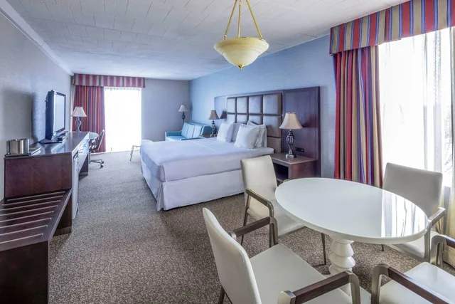 جناح بسرير كينج لذوي الإعاقة، Radisson Hotel Hauppauge-Long Island 2/5