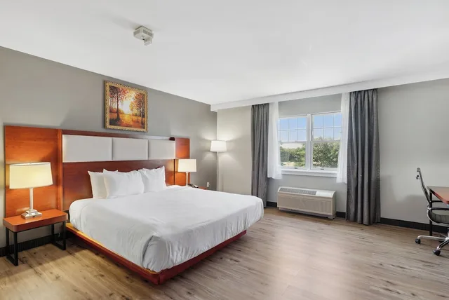 غرفة كلاسيكية بسرير كينج لذوي الإعاقة، Ramada by Wyndham Saco/Old Orchard Beach Area 1/3