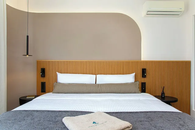 غرفة بريميوم ثلاثية بسريرين منفصلين بإطلالة جزئية على البحر مع أريكة، Aeolos Beach Resort Crete 4/7